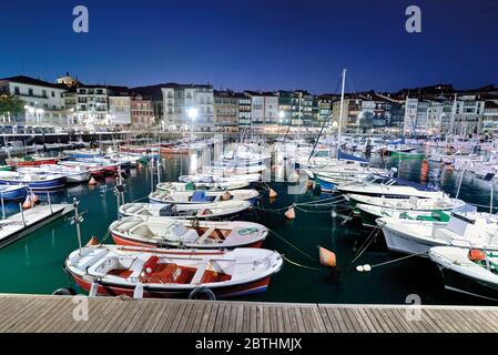 Barche da pesca colorate che si ancorano a Marina Foto Stock