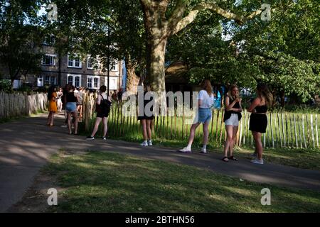 Londra Maggio 2020 la pandemia di Covid-19. Festa della Banca Lunedi, campi di Londra. Foto Stock