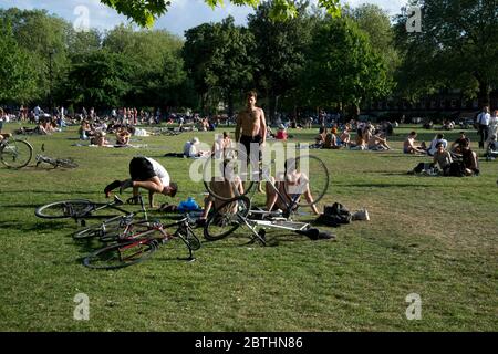 Londra Maggio 2020 la pandemia di Covid-19. Festa della Banca Lunedi, campi di Londra. La gente gode del sole. Foto Stock