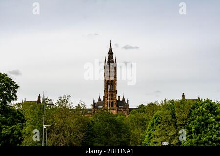 La torre dell'edificio principale dell'Università di Glasgow, il Gilbert Scott Building, da solo in questo skyline del West End di Glasgow Foto Stock