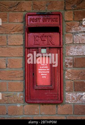 Box per posta a parete ora una cassetta di lettere privata per Sherbourne Manor, Sherbourne, Warwickshire, Inghilterra, Regno Unito Foto Stock