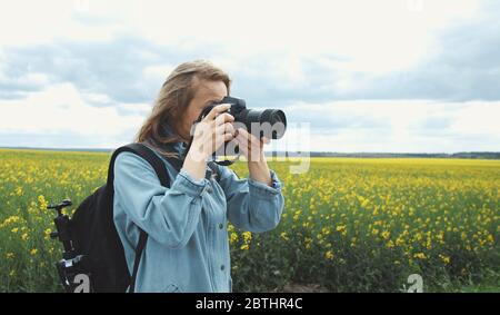 Fotografo che scatta foto con la fotocamera Foto Stock