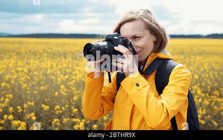 Fotografo che scatta foto con la fotocamera Foto Stock