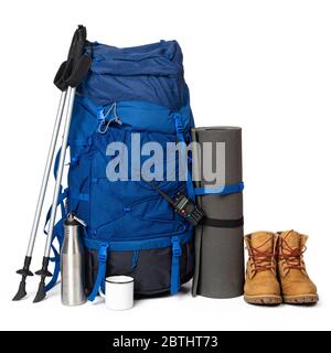 Zaino blu da trekking con tappetino fitness isolato su bianco Foto Stock