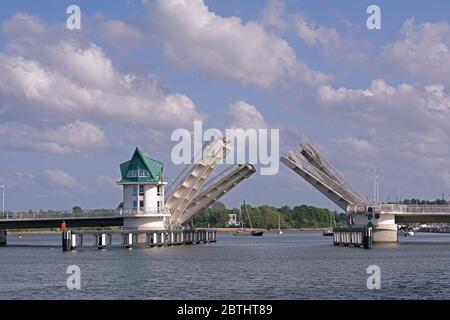 Apertura ponte a contropoise, Kappeln, Mar Baltico Fiordo Schlei, Schleswig-Holstein, Germania Foto Stock