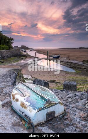 Bude Summerleaze Beach, al tramonto, North Cornwall, Inghilterra. Dopo un caloroso ma giorno nuvoloso in North Cornwall, al tramonto le nuvole per rompere definitivamente per dare Foto Stock