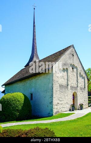 La chiesa del villaggio di Einingen è idilliamente situata sulle rive del lago Thun (Thunersee). Oberland Bernese, Berna, Svizzera. Foto Stock