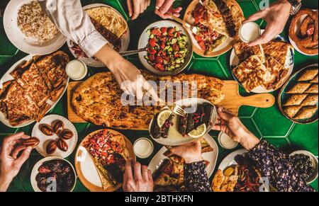 Tavolo da pranzo per famiglie musulmano Ramadan iftar con piatti tradizionali turchi Foto Stock