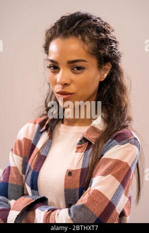 Studio ritratto girato di bella donna afro-americana etnia che è triste e deluso. Foto Stock