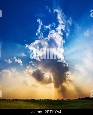 La luce divina risplende attraverso le nuvole con raggi crepuscolari Foto Stock