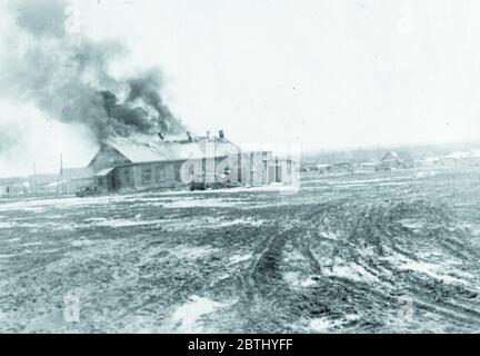 WW2 Case in Russia brucia dopo il bombardamento dell'asse - operazione Barbarossa 1942 Foto Stock