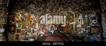 Chiesa in una grotta. È una chiesa cristiana greco ortodossa chiamata Analipsi (Ascensione) di Gesù Cristo, sul monte Iymettus, Atene, Grecia. Foto Stock