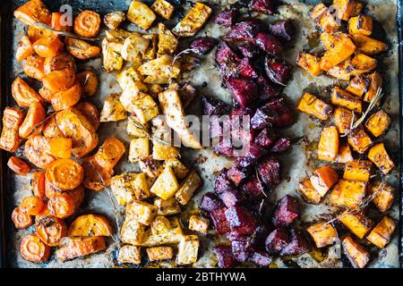 Vista dall'alto sul vassoio da forno piatto con miscela di verdure cotte al forno. Foto Stock