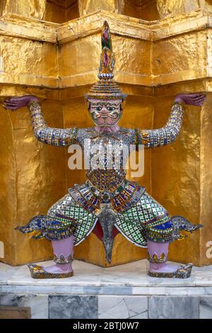 I demoni d'oro sorvegliano le facciate e gli ingressi al Grand Palace, Bangkok, Thailandia Foto Stock