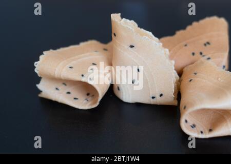 Dessert thailandese, Pancake croccante tailandese, a base di zucchero di farina e il nome di sesamo Thong pub Foto Stock