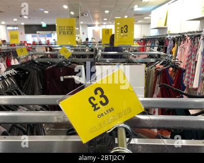 Nuovo look Abbigliamento Store chiusura su Stockton su Tees High Street. Il negozio ha iniziato UNA vendita "tutto deve andare" con alcuni articoli di £1 o meno Foto Stock