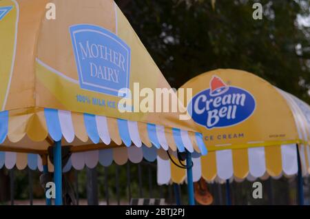 Nuova Delhi, India, 2020. Panna Bell e la panna di gelato di Madre Dairy si trova vicino al cancello India a Delhi. Un posto centrale per turisti e locali, la maggior parte delle persone vanno Foto Stock