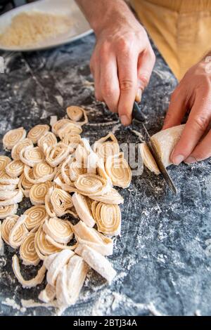 Prepara le tagliatelle di pasta tradizionale fatta in casa, l'autentica ricetta italiana, l'impasto arrotolato Foto Stock