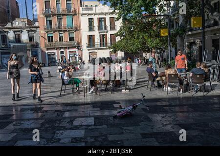 Barcellona, Spagna. 25 Maggio 2020. Le persone si riuniscono sulle terrazze dei bar durante il primo giorno della fase 1. Le misure di confinamento in Spagna stanno diventando sempre più lassiste. La fase 1 della deescalation del coronavirus ha raggiunto grandi città spagnole come Barcellona e Madrid. Ciò significa che i cittadini hanno maggiore libertà di circolazione e che le imprese possono aprirsi a operare secondo la nuova normalità. Il governo spagnolo prevede di riaprire il settore turistico in luglio. Credit: SOPA Images Limited/Alamy Live News Foto Stock