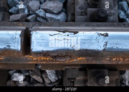 primo piano di metallo arrugginito. primo piano di ferrovia danneggiata. problemi ferroviari. ferrovia Foto Stock