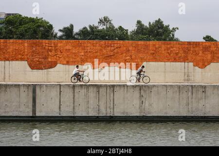 Dhaka, Dhaka, Bangladesh. 26 Maggio 2020. I ragazzi vanno in bicicletta nel museo dell'indipendenza situato a Dhaka il secondo giorno di Eid-ul-Fitr durante l'epidemia di COVID-19. Credit: Md. Rakibul Hasan/ZUMA Wire/Alamy Live News Foto Stock