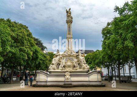 Rokokobrunnen Sankt Georgsbrunnen auf dem Kornmarkt in Treviri, Rheinland-Pfalz, Deutschland | Fontana di San Giorgio`s su Kornmarkt in Treviri, Rheinland Foto Stock