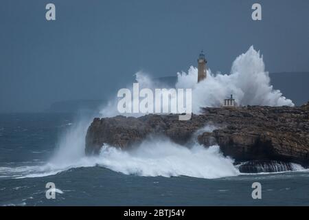 Faro sull'isola di Mouro, a Santander, colpito dalle onde di una grande tempesta Foto Stock
