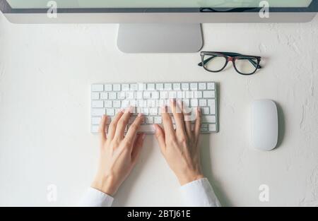 Concetto di lavoro online o di apprendimento online. Foto Stock