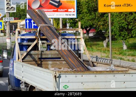 Taman, Russia - 9 luglio 2019: Trasporto di prodotti metallici su un camion. Consegna profilo in metallo. Foto Stock