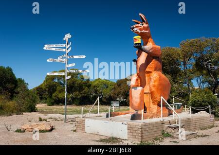 Scultura del Big Roo al villaggio di confine Roadhouse. Foto Stock