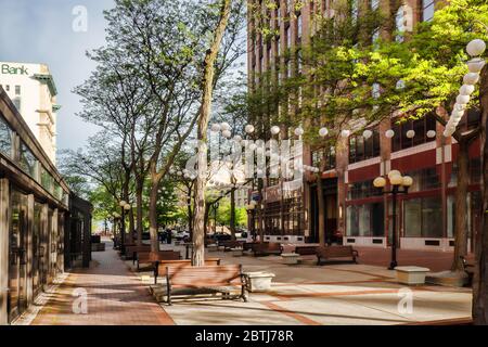 Vista del centro di Syracuse, New York, in un weekend di sole mattina in Hanover Square Foto Stock