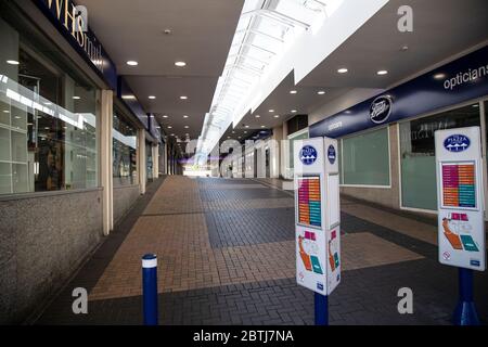 I negozi di Shambles, Huddersfield, West Yorkshire che conducono alla piazza sono chiusi e desertati durante la pandemia di Coronavirus e bloccati Foto Stock