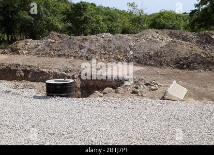 Una costruzione di botole fognarie. Installazione fognature. Foto Stock