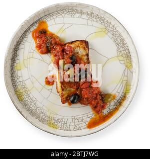 Filetto di pesce alla griglia su piastra vista dall'alto isolata Foto Stock