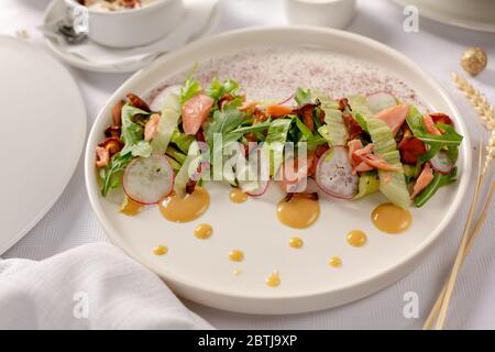 insalata di salmone con funghi su sfondo bianco Foto Stock