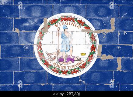 Bandiera nazionale dello stato americano della Virginia su sfondo blu con uno stemma al centro dipinto su un muro di mattoni incrinato il giorno dell'Indipendenza. Poli Foto Stock