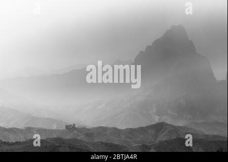 Paesaggi frastagliati di Misty, Laos del Nord, Asia sudorientale Foto Stock