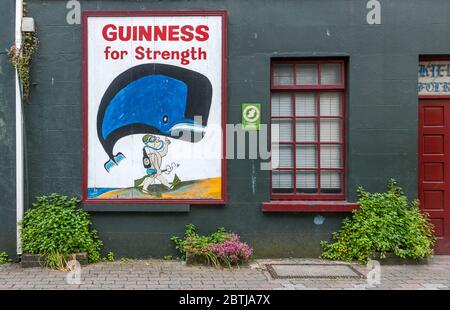 kinsale, Cork, Irlanda. 26 Maggio 2020. Un vecchio cartello pubblicitario fuori da un bar a Kinsale, Co. Cork, Irlanda. - credito; David Creedon / Alamy Foto Stock