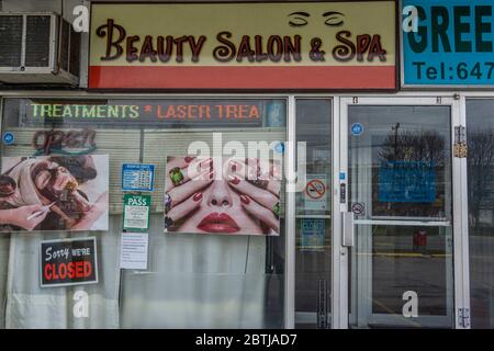 Toronto, Canada, 2020 maggio - le piccole imprese come il salone di bellezza devono chiudere durante la pandemia del coronavirus Foto Stock