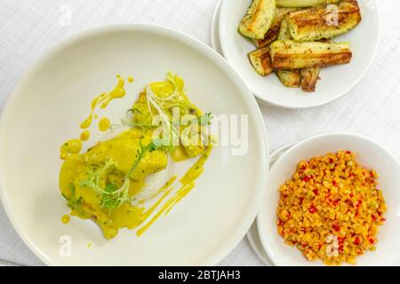 pollo al curry, ris e, fuoco selettivo vista dall'alto Foto Stock