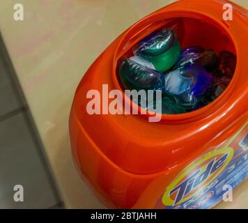 Toronto, Canada, 2020 maggio - un contenitore aperto di capsule detergenti per il lavaggio da Tide per uso in lavanderia Foto Stock