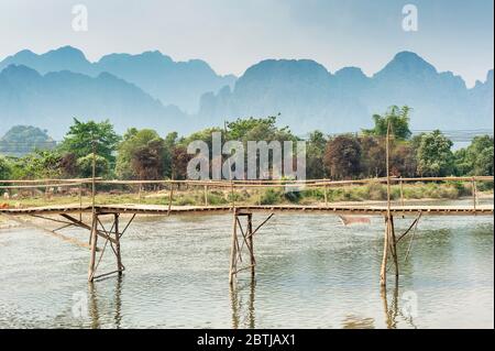 Passerella sul fiume Nam Song, Vang Vieng, Laos, Sud-est asiatico Foto Stock