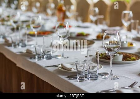 Bicchieri sul tavolo serviti per cena in un accogliente ristorante Foto Stock