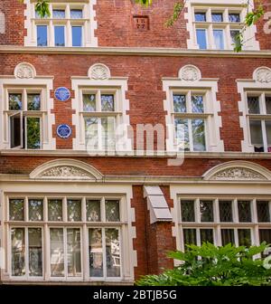 Casa in18 Melbury Road, Kensington, Londra che mostra due targhe inglesi Heritage Blue per Re Cetshwayo dello Zulus e William Holman Hunt, pittore Foto Stock