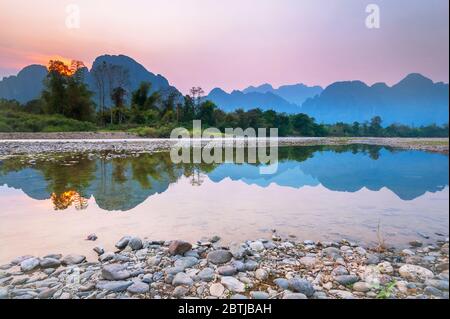 Fiume Nam Song al tramonto, Vang Vieng, Laos, Sud-est asiatico Foto Stock