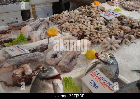 Una bancarella che vende vari tipi di pesci e frutti di mare al mercato di Atene. Foto Stock