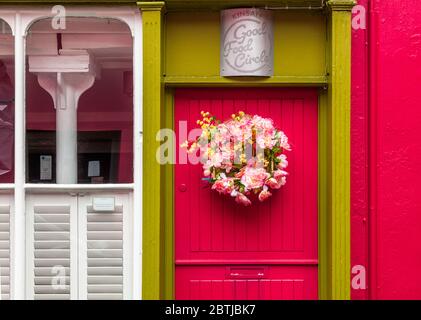 kinsale, Cork, Irlanda. 26 Maggio 2020. Corona floreale appesa su una porta a Kinsale, Co. Cork, Irlanda. - credito; David Creedon / Alamy Foto Stock