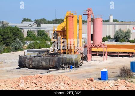 La fabbrica è un whee. Miscelazione di calcestruzzo per miscelatori. Produzione di calcestruzzo. Foto Stock