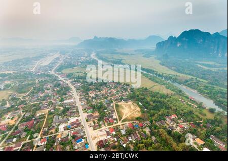 Vista aerea da una mongolfiera sulla città di Vang Vieng, il fiume Nam Song e le montagne calcaree. Vang Vieng, Laos, Sud-est asiatico Foto Stock