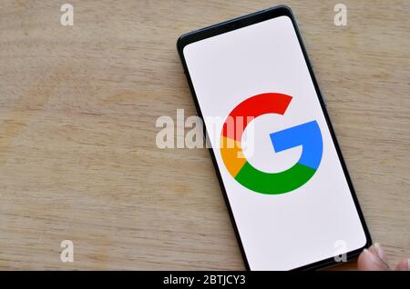 California, Stati Uniti, 2020. Piatto con logo Google su uno schermo mobile su sfondo di legno. Foto Stock